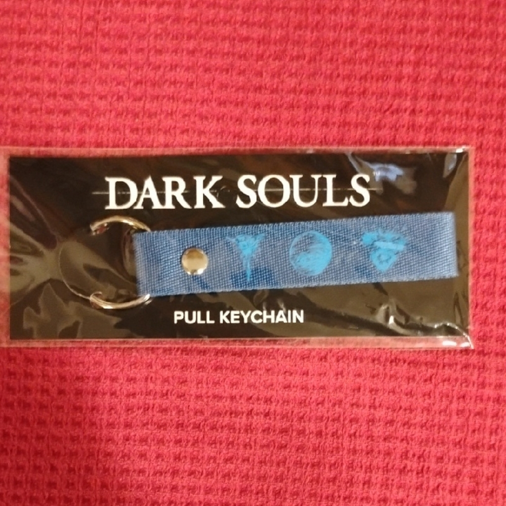 🔥 Dark Souls Pull Keychain – NWT 🔥